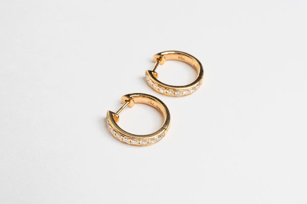 Grain set diamond hoops are a way to differ yourself in the hoop trend. They are beautiful on every ear and are perfect to combine with any other piercing in a multiple pierced ear.   Hoop Hoop  18kt yellow gold Total earring approx. diameter 13.5mm