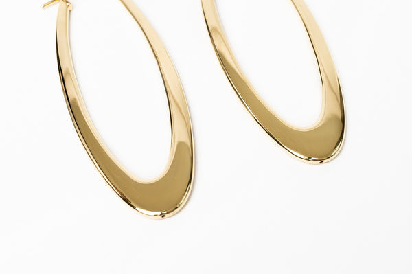 These O shaped hoops are made with 18kt gold. These hoops definetely make a statement. They are cute and funky. You can dress it up or wear it casually.   Are gold collection is changing all the time. If you are looking for 18kt golden pieces at the best price for our quality, please DM us, we will show you what we have on stock for you. 