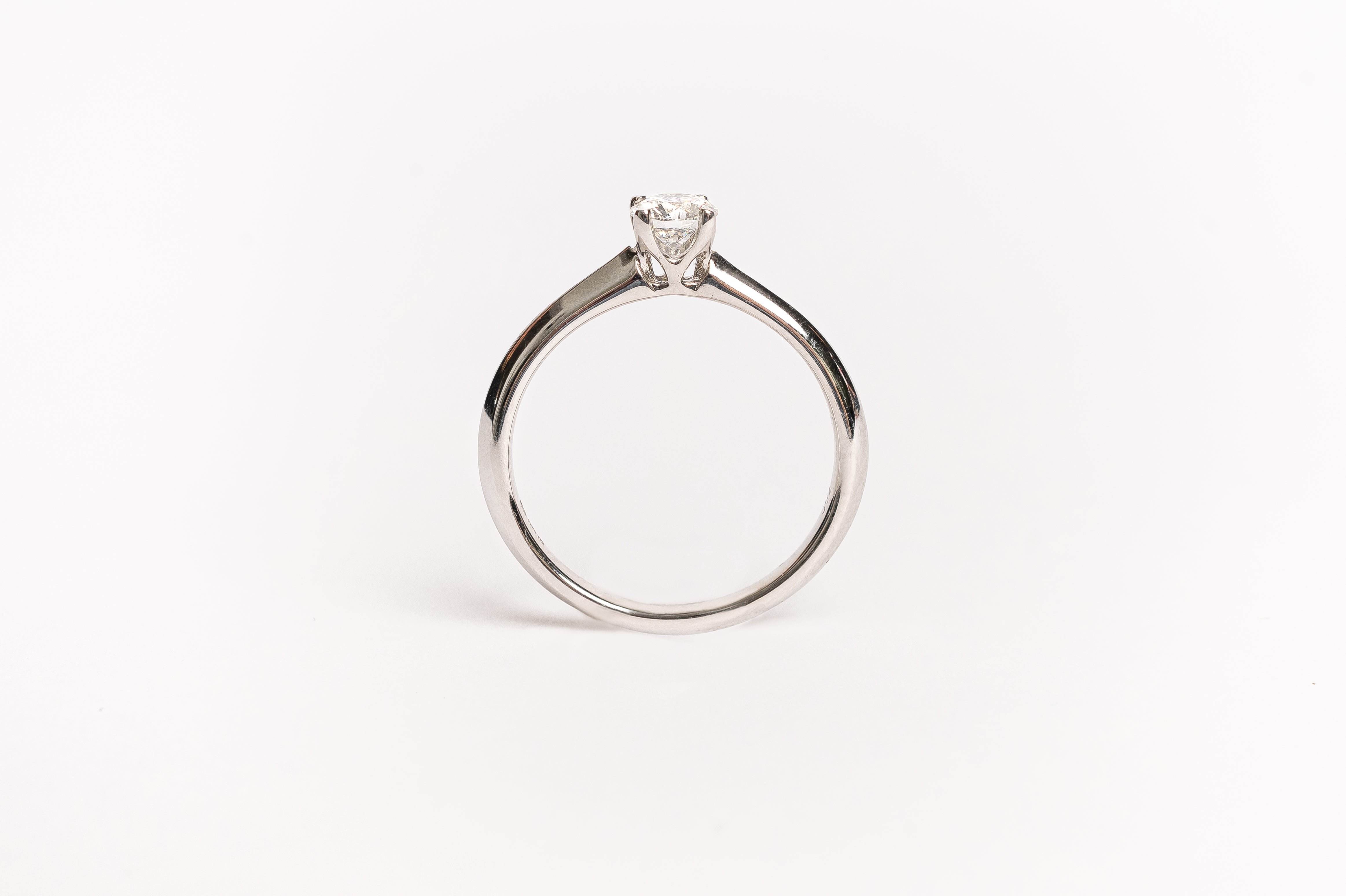 This timeless and elegant white golden ring is stunning. This ring is the perfect example of less is more! Because there is a beautiful solitaire diamond on a white golden, plain band, the diamond shines so bright.   18kt white gold Total diamond weight approx. 0.31ct round brilliant diamond G-H/Si