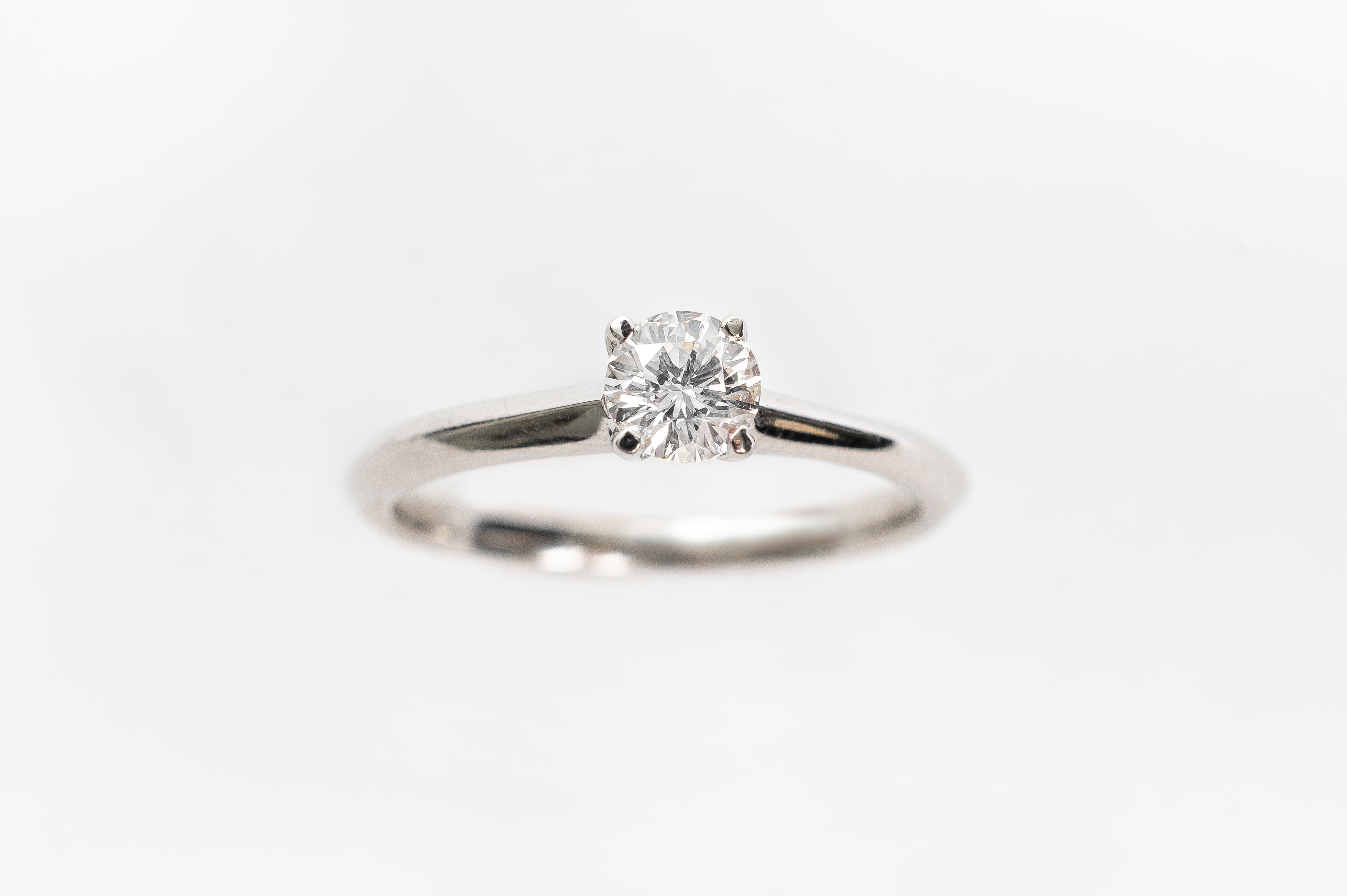 This timeless and elegant white golden ring is stunning. This ring is the perfect example of less is more! Because there is a beautiful solitaire diamond on a white golden, plain band, the diamond shines so bright. 