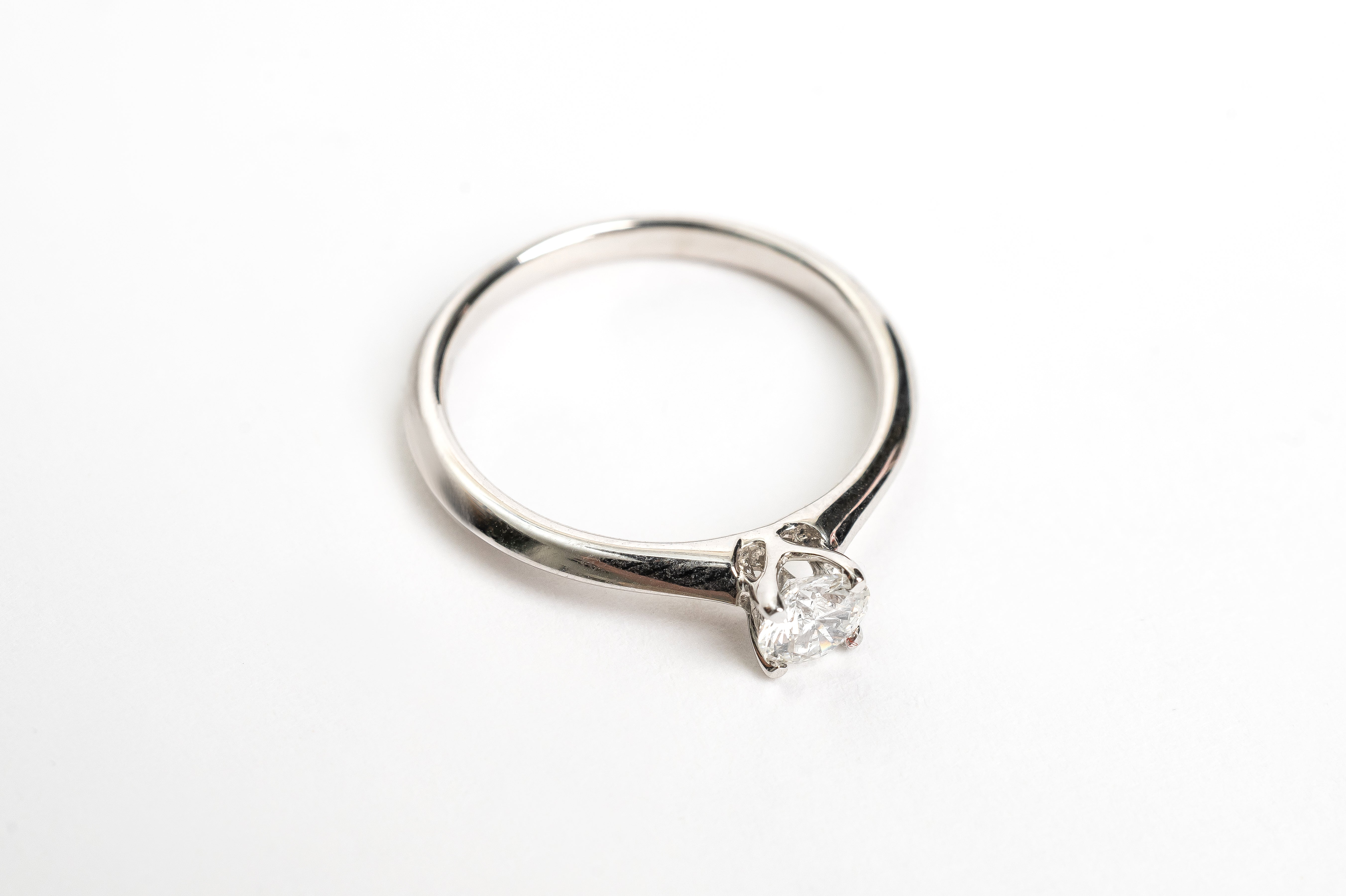 This timeless and elegant white golden ring is stunning. This ring is the perfect example of less is more! Because there is a beautiful solitaire diamond on a white golden, plain band, the diamond shines so bright.   18kt white gold Total diamond weight approx. 0.31ct round brilliant diamond G-H/Si flat view