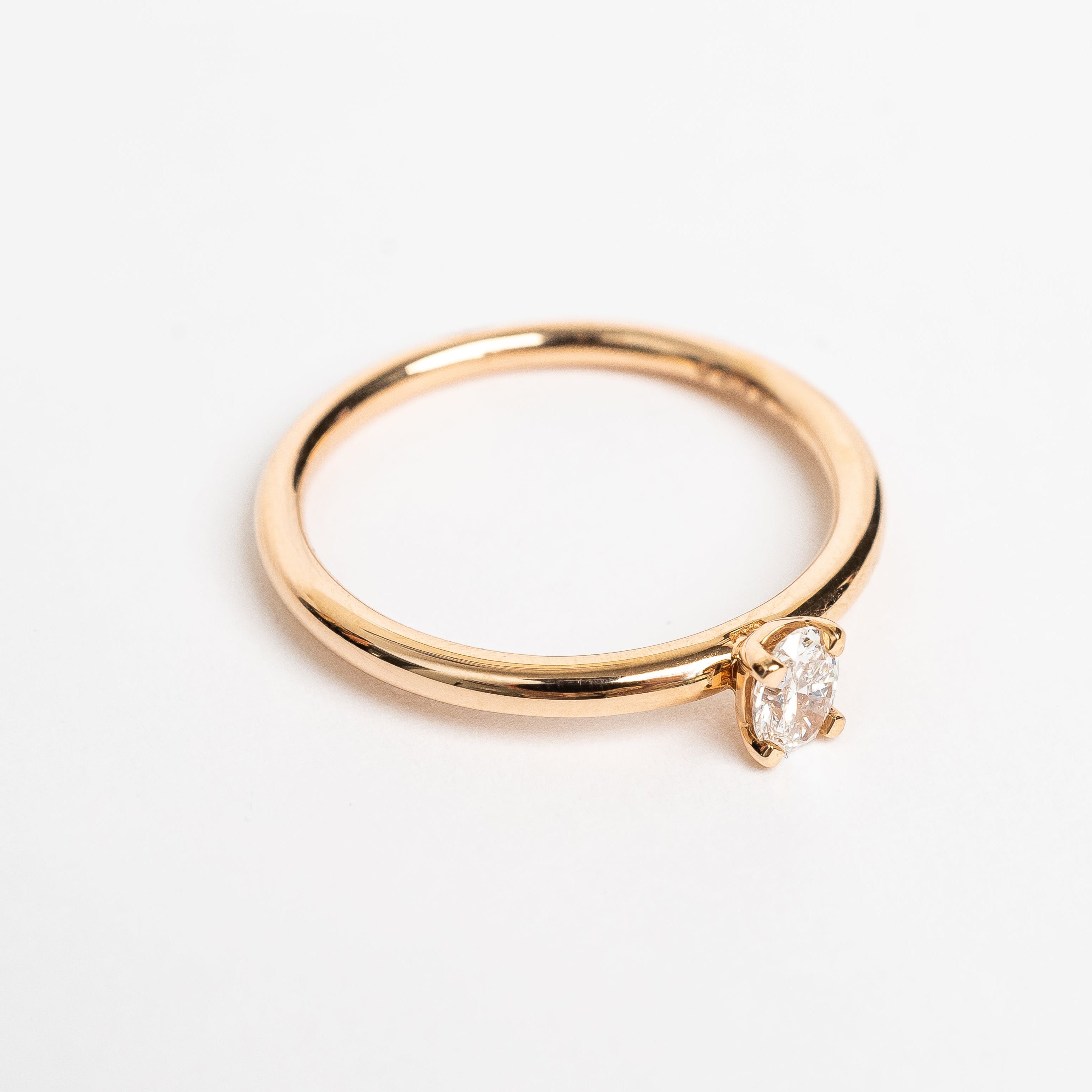 This timeless and elegant rose golden ring is stunning. This center stone is a oval cut diamond, set on a straight band. The oval cut and the rose gold are a true match, they compliment eachother.   18kt rose gold