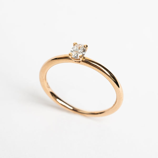 This timeless and elegant rose golden ring is stunning. This center stone is a oval cut diamond, set on a straight band. The oval cut and the rose gold are a true match, they compliment eachother.   18kt rose gold