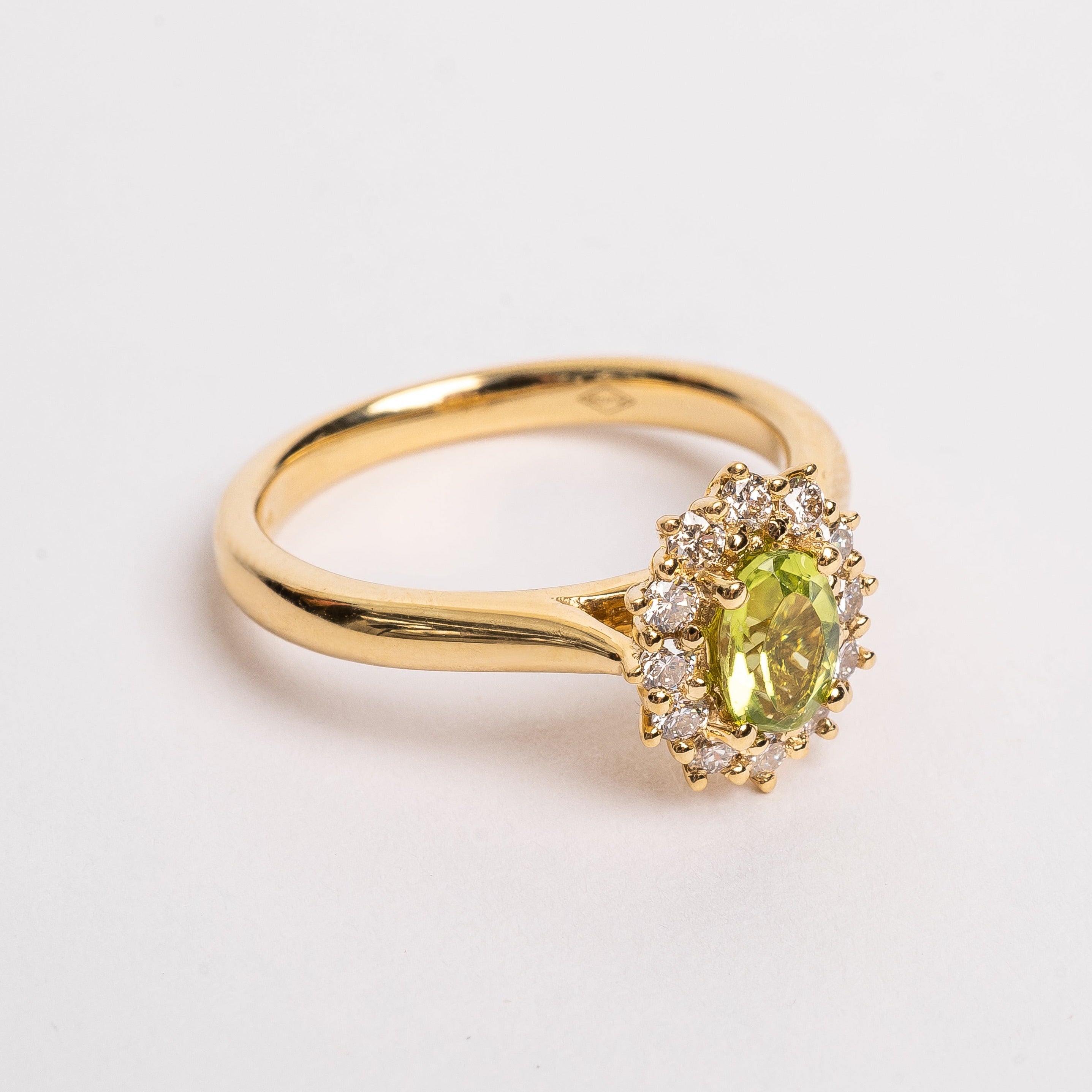 This gorgeous green Peridot vintage ring is set to perfection. The center Peridot is a true showstopper surrounded by beautiful diamonds. This ring will remind you of the engagement ring of Diana with a modern twist. 