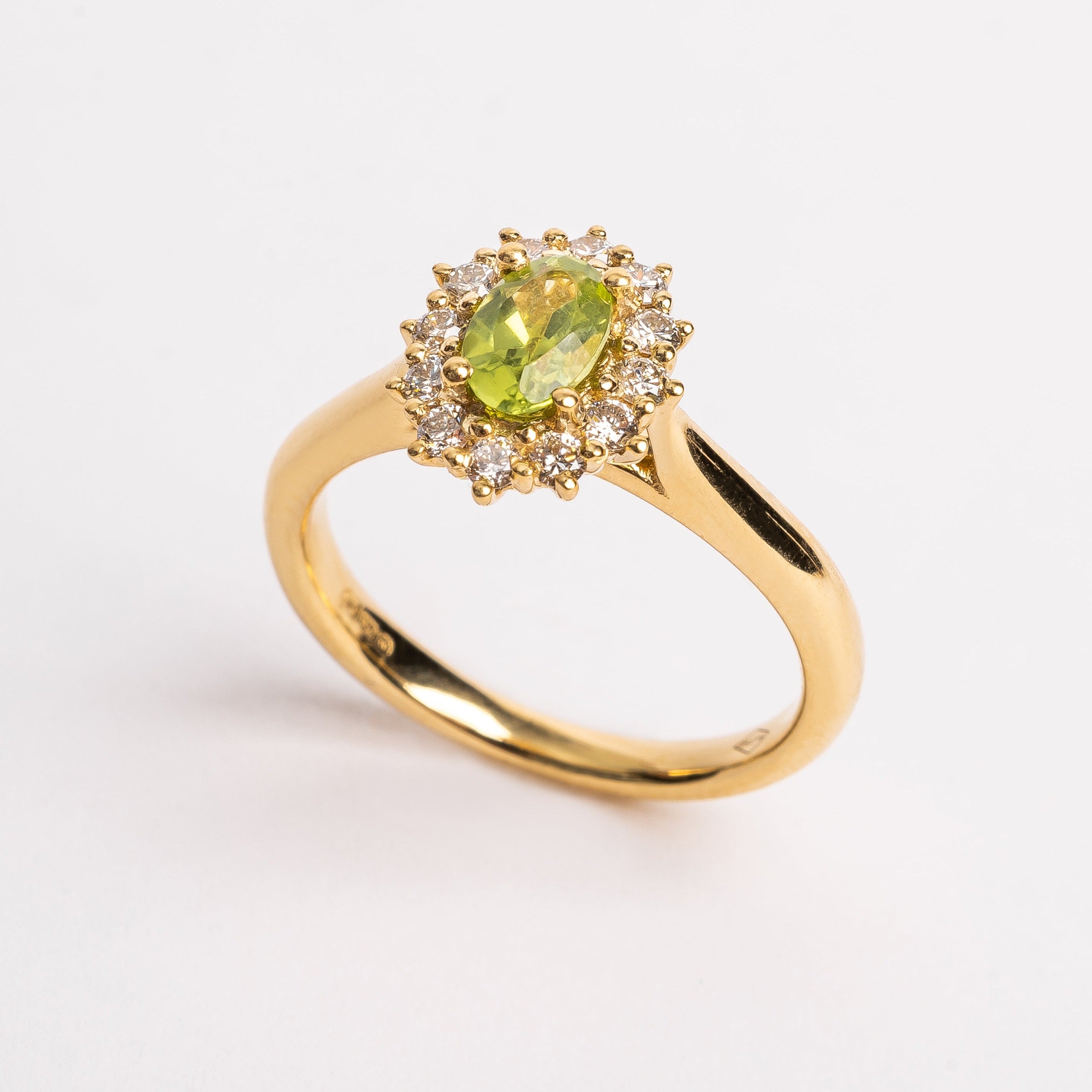 This gorgeous green Peridot vintage ring is set to perfection. The center Peridot is a true showstopper surrounded by beautiful diamonds. This ring will remind you of the engagement ring of Diana with a modern twist. 