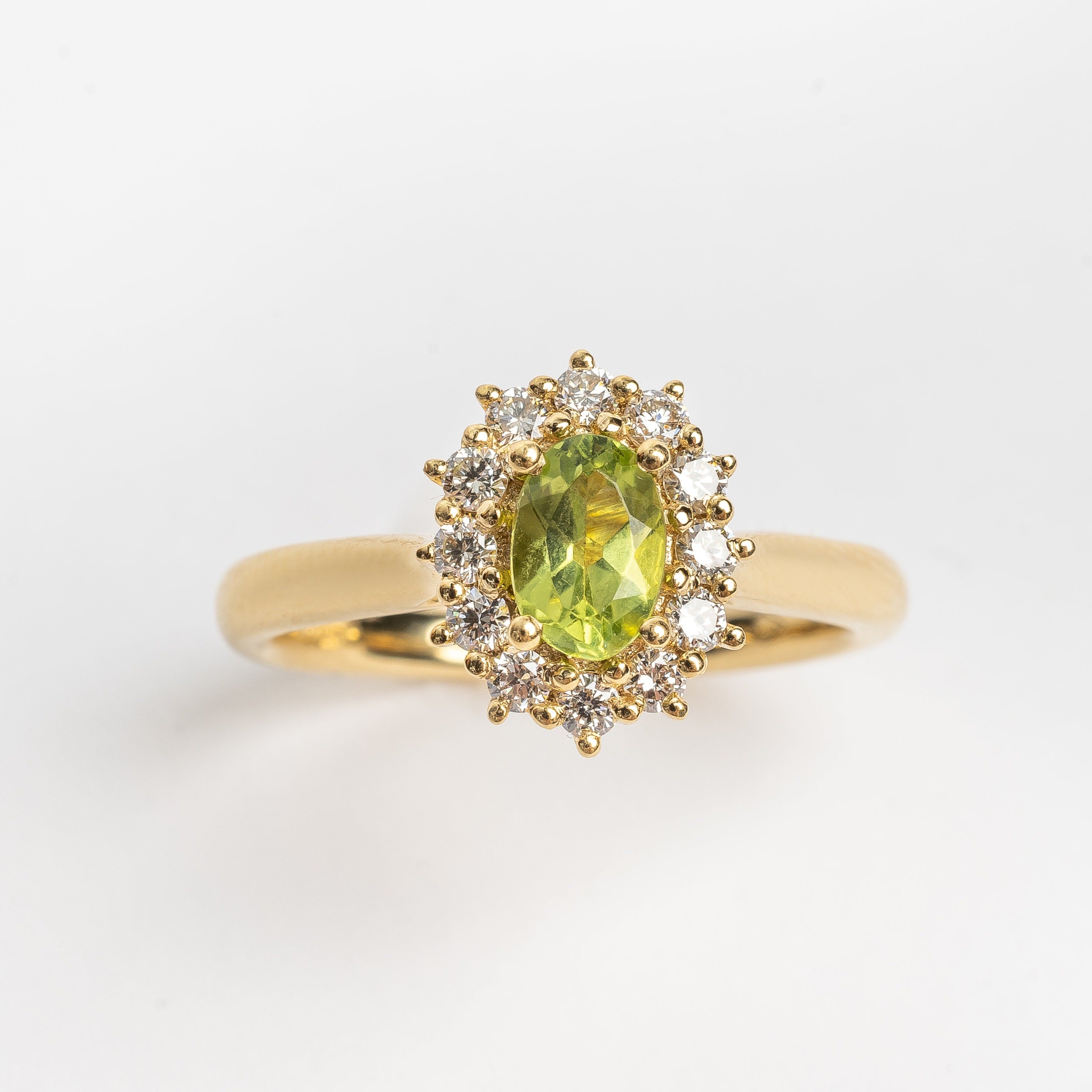 This gorgeous green Peridot vintage ring is set to perfection. The center Peridot is a true showstopper surrounded by beautiful diamonds. This ring will remind you of the engagement ring of Diana with a modern twist. 