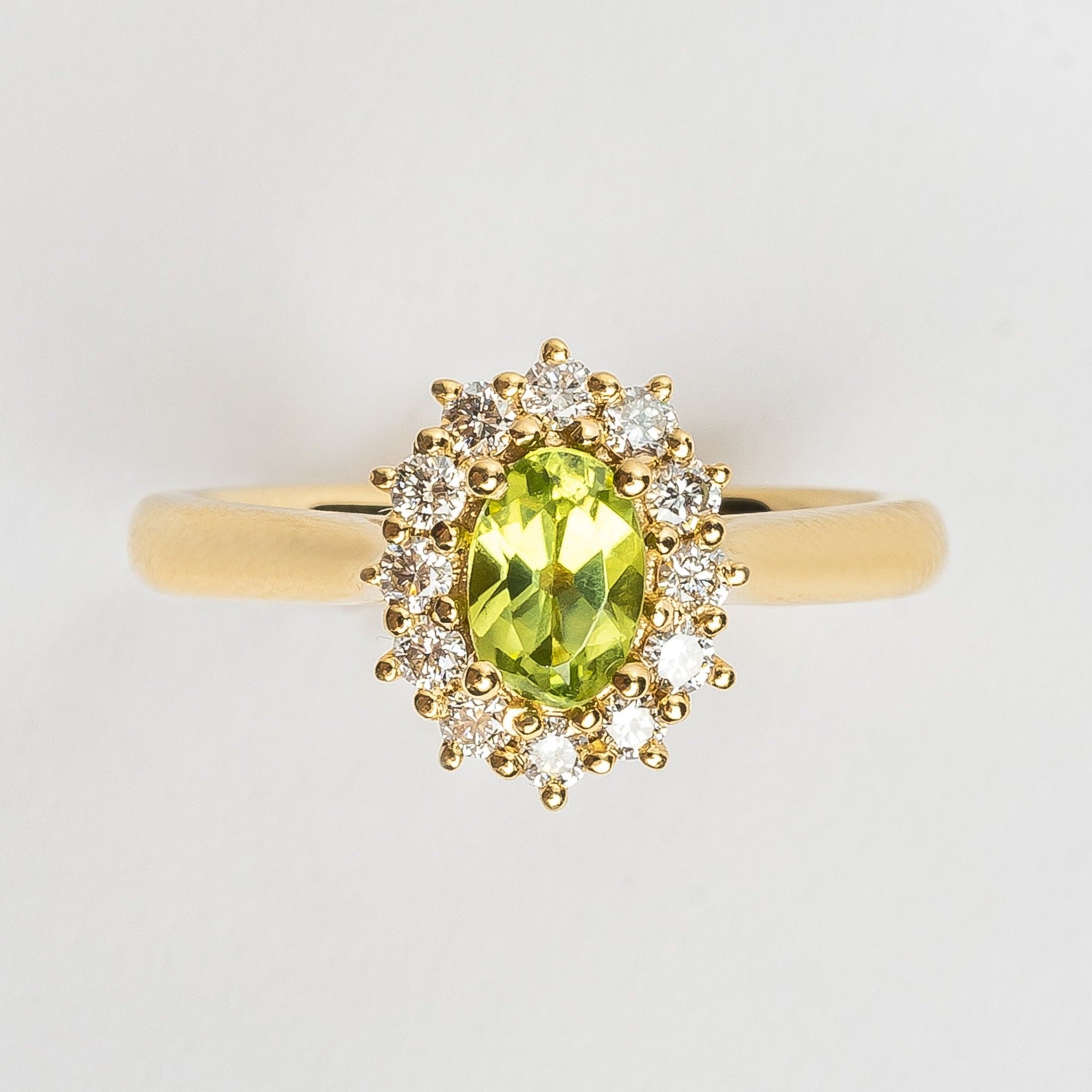 This gorgeous green Peridot vintage ring is set to perfection. The center Peridot is a true showstopper surrounded by beautiful diamonds. This ring will remind you of the engagement ring of Diana with a modern twist. 