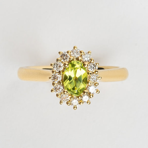 This gorgeous green Peridot vintage ring is set to perfection. The center Peridot is a true showstopper surrounded by beautiful diamonds. This ring will remind you of the engagement ring of Diana with a modern twist. 