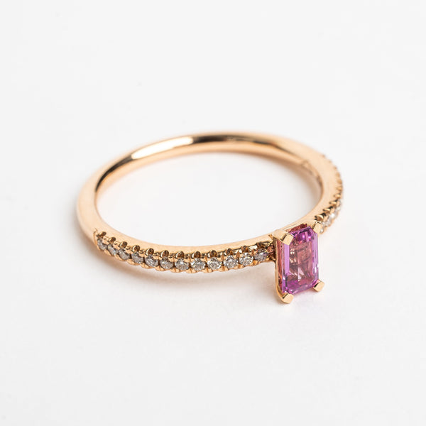 This most beautiful pink Sapphire is so cute and makes you instant smile when looking at it. It's perfect for that pop of color to your look. The rose golden band is set with diamonds to compliment this pink Sapphire.   18kt rose gold