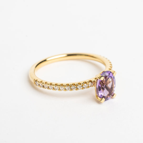 This pretty lilac oval cut Amethyst ring gives your look sparkle and color. It looks so nice and many will notice this pop of lilac on your hand. This lilac Amethyst matches very well with the yellow golden band.   18kt yellow gold