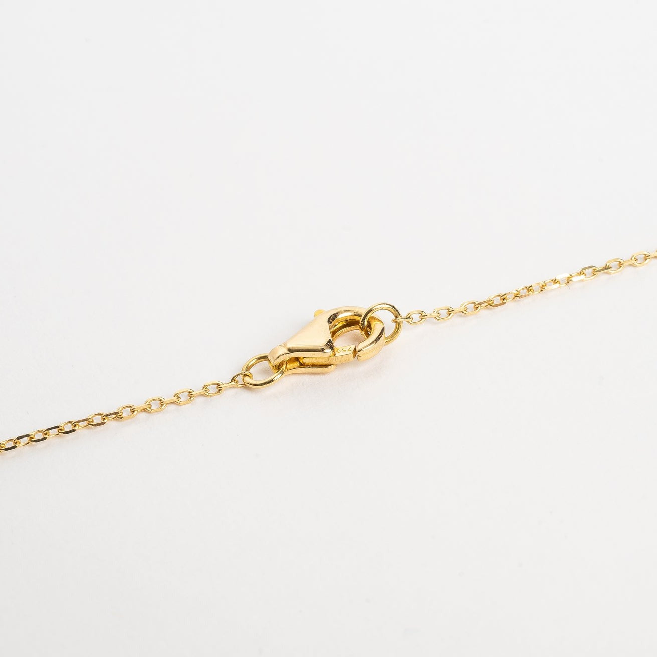 This mini baguette necklace is so refined and elegant. This necklace gives your neck a subtle touch of sparkle. This necklace is elegant by itself, but also very nice to layer with other necklaces.   18kt yellow gold 4.4 mm x 3.3 mm Baguette stone set with four claws Total diamond weight for the baguette is approx. 0.20ct Necklace length 40cm