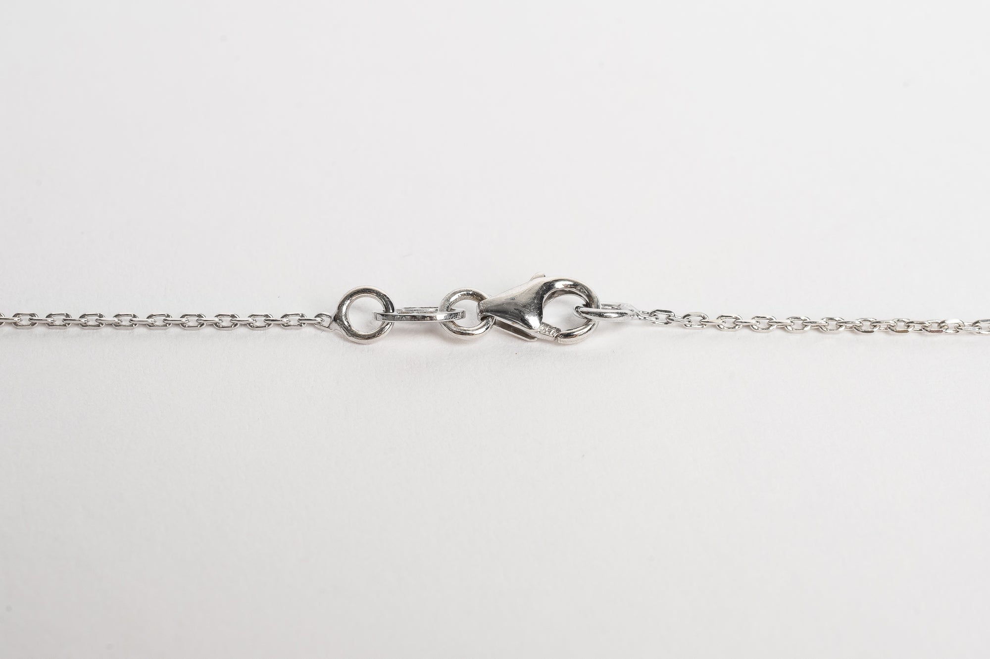 This mini baguette necklace is so refined and elegant. This necklace gives your neck a subtle touch of sparkle. This necklace is elegant by itself, but also very nice to layer with other necklaces.   18kt white gold 4.4 mm x 3.3 mm Baguette stone set with four claws Total diamond weight for the baguette is approx. 0.20ct Necklace length 40cm