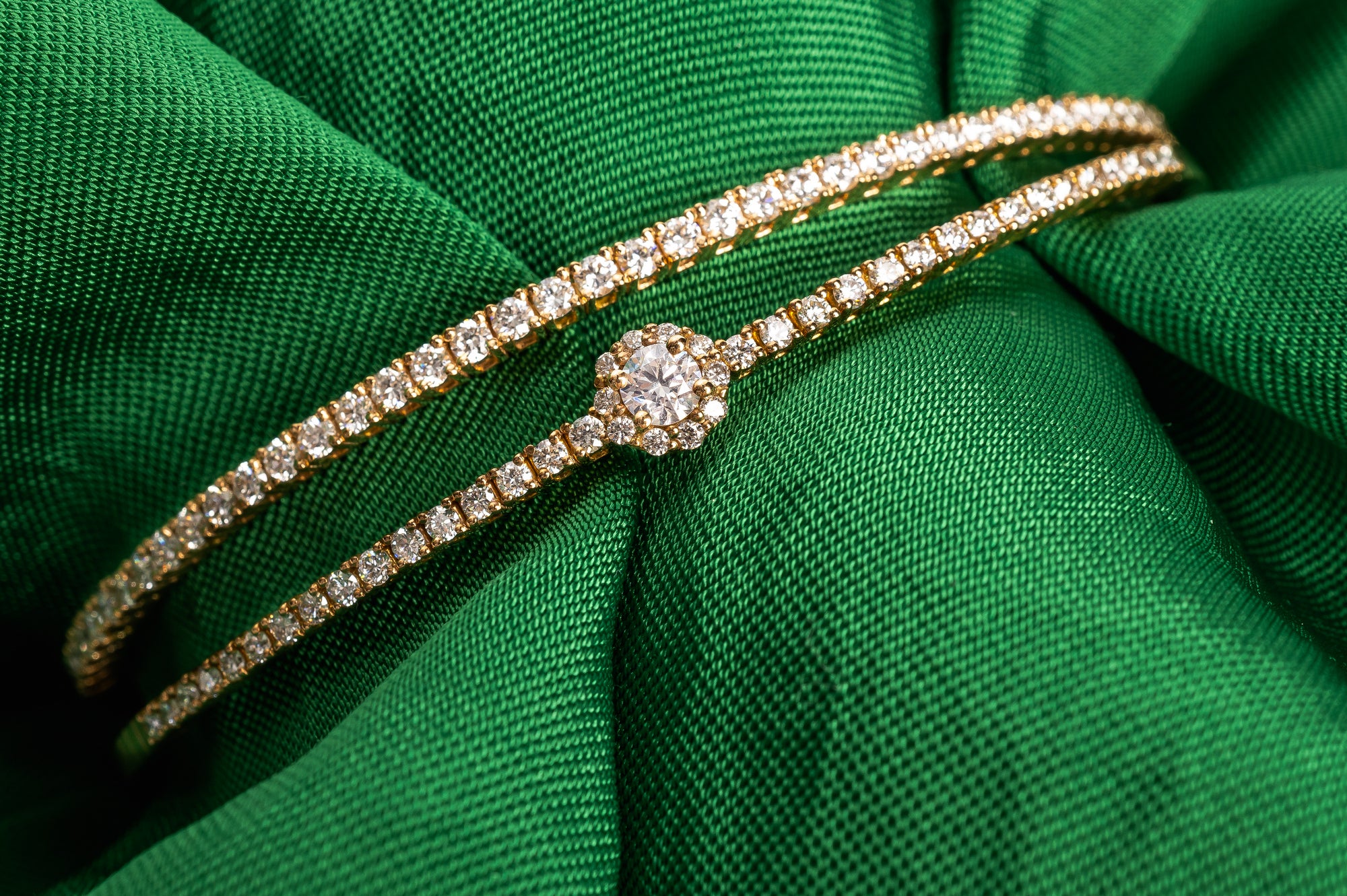 Round diamond bangle with stunning halo - 3 weeks delivery time