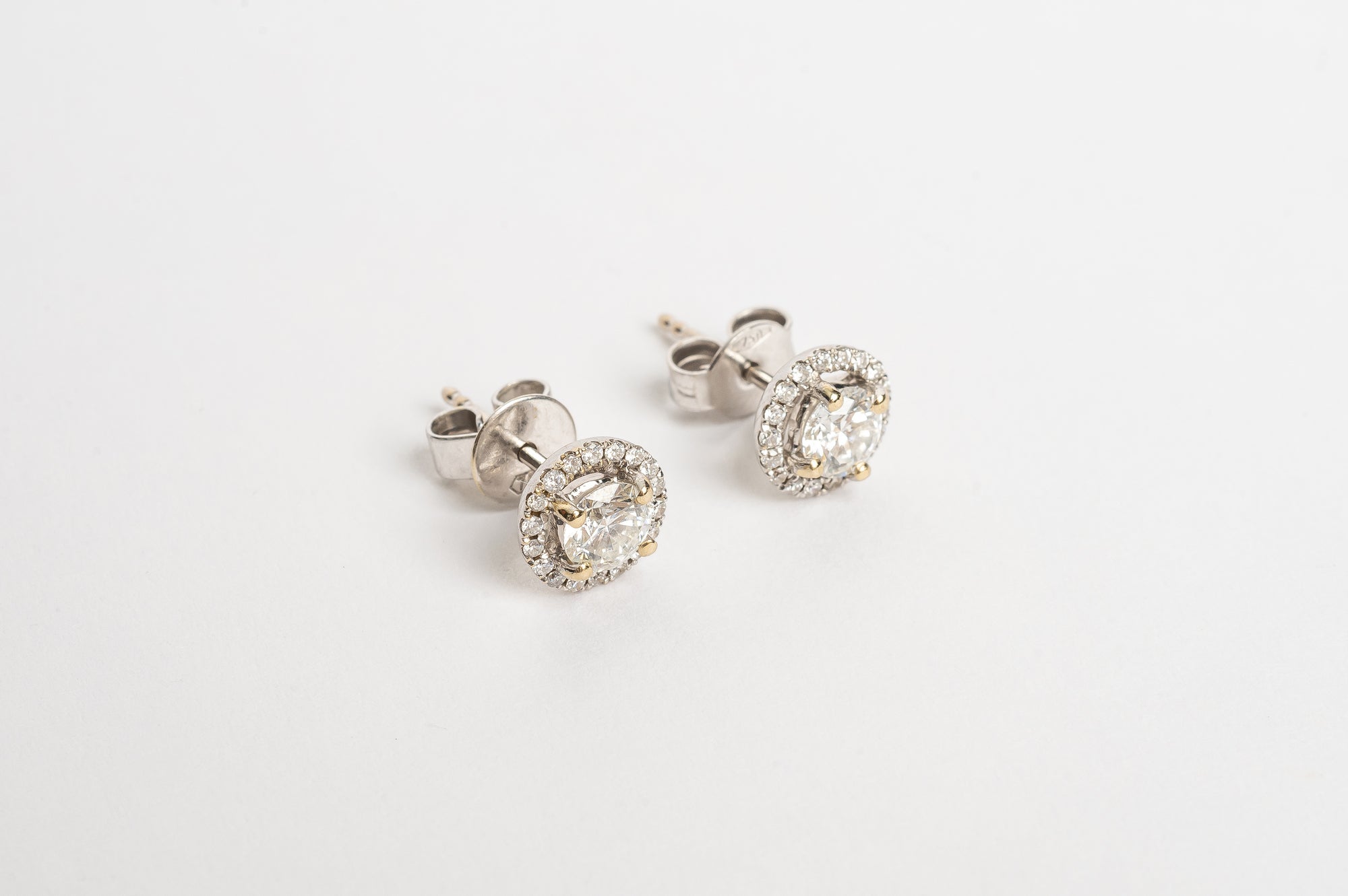 Round diamond halo studs