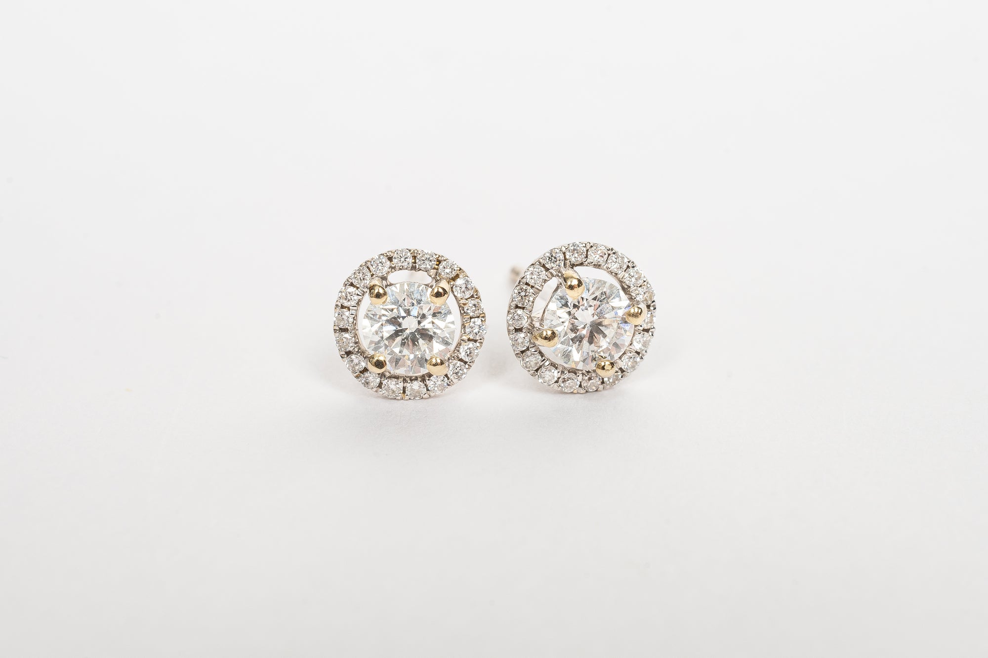 Round diamond halo studs