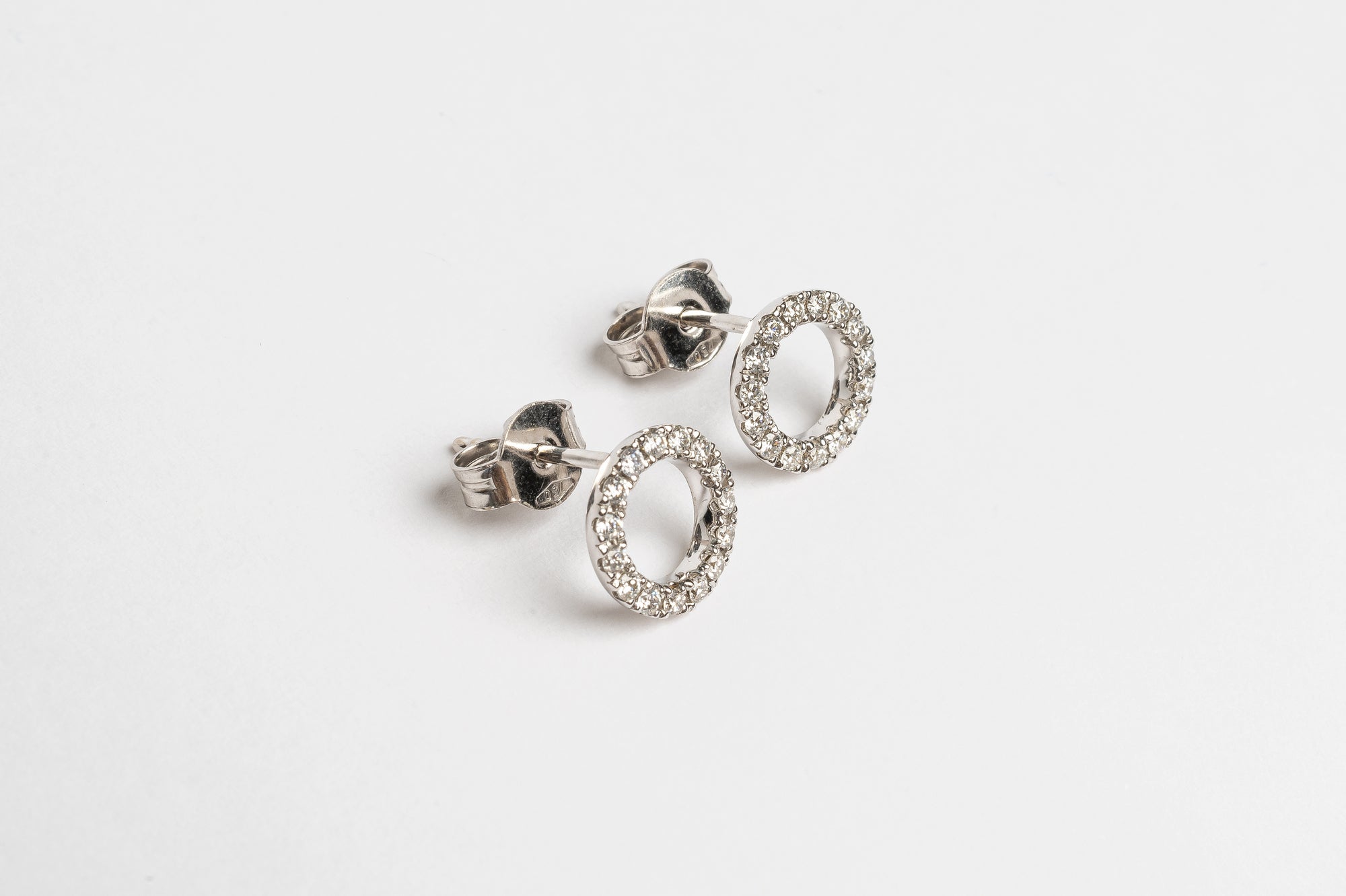 These circle studs are great to make a cool statement. There cute and funky. You can dress it up, you can wear it casually and you can match with the circle bracelet for a nice set of jewellery.   18kt white gold