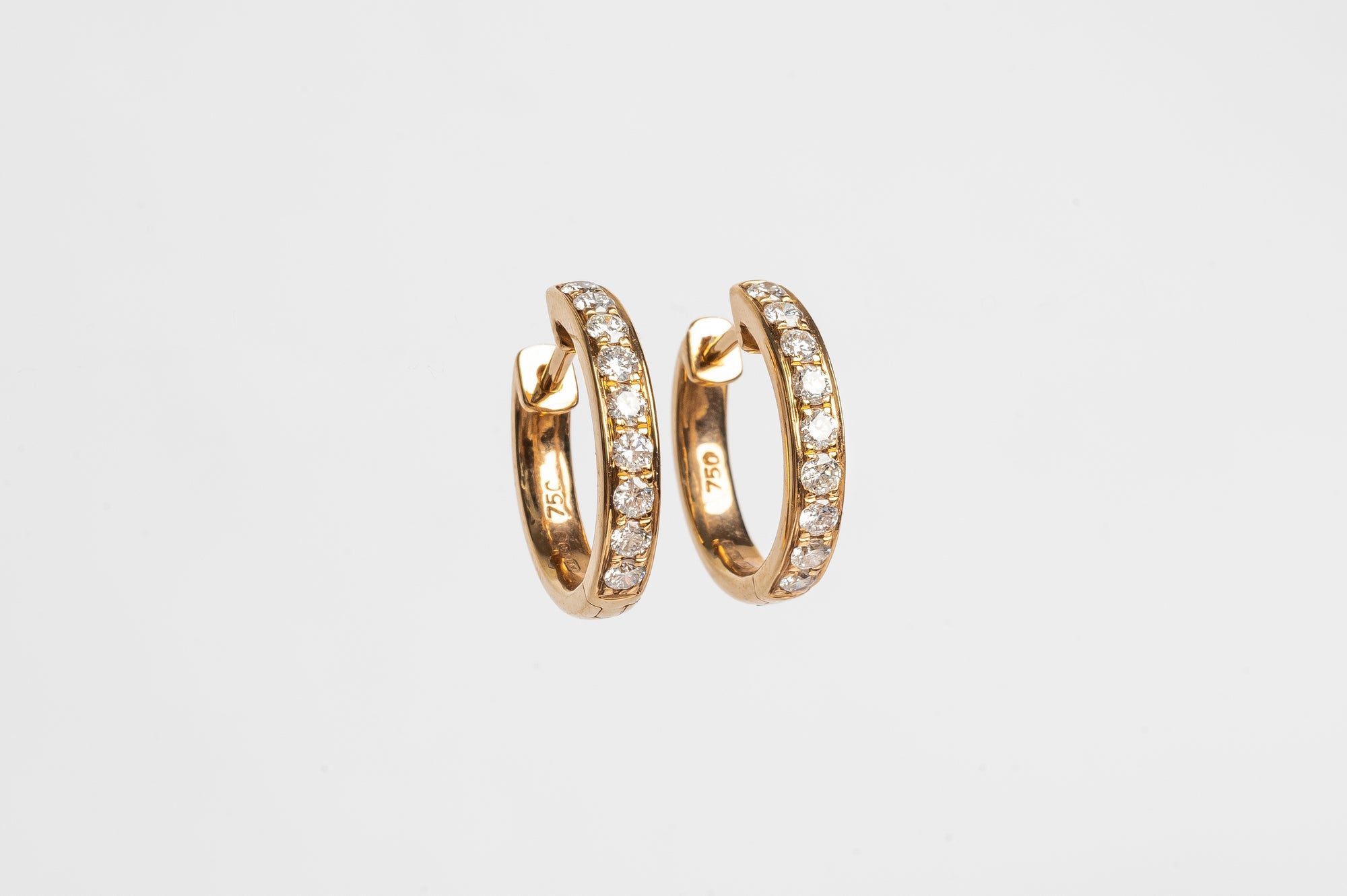 Grain set diamond hoops are a way to differ yourself in the hoop trend. They are beautiful on every ear and are perfect to combine with any other piercing in a multiple pierced ear.   Hoop Hoop  18kt yellow gold Total earring approx. diameter 13.5mm