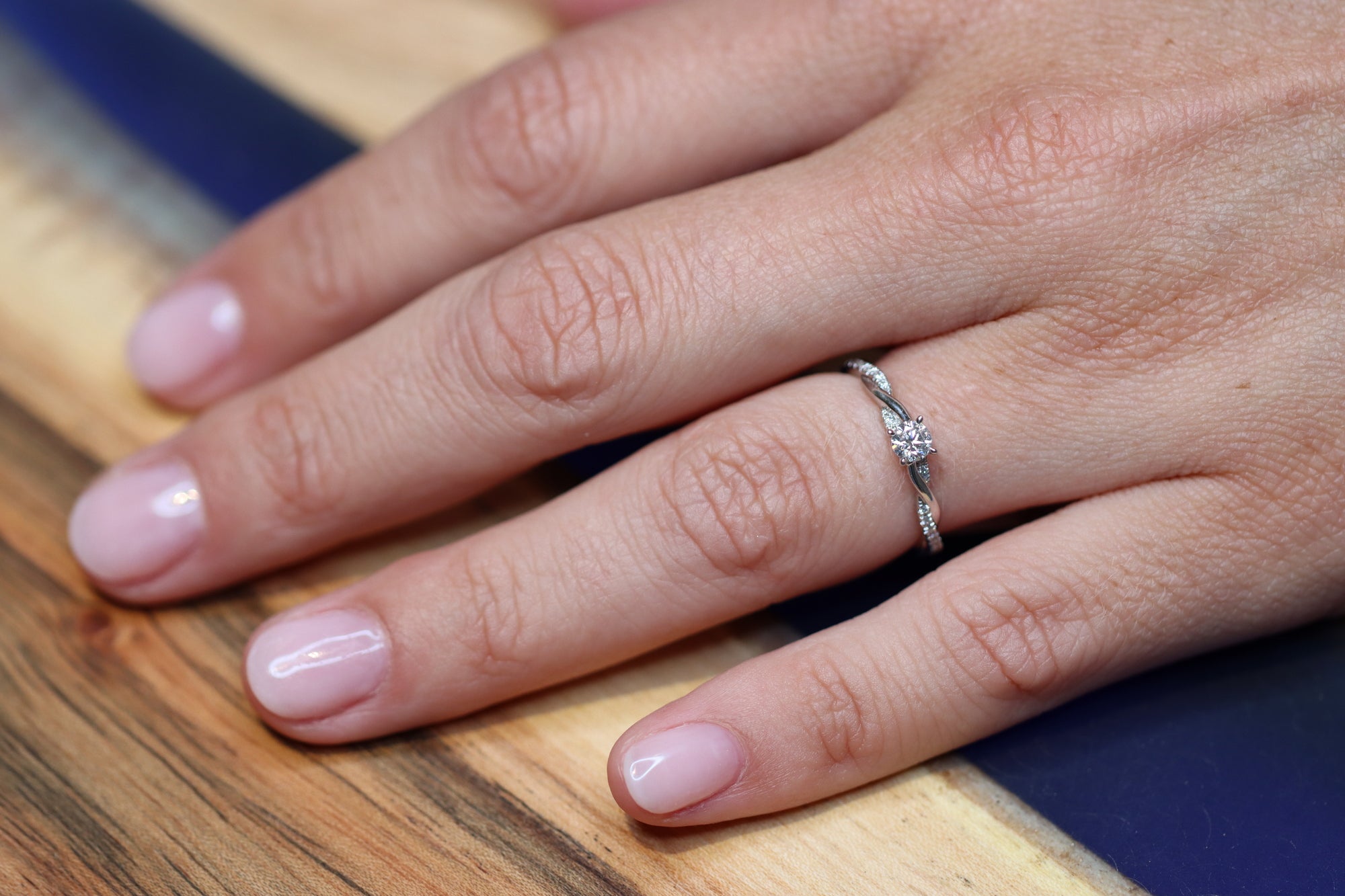 This white gold braided diamond ring is made out of two bands crossing over and over to make a braided twisty design. The crossing band is set with diamonds for a playful result. The beautiful center diamond gives your ring a nice look. Ameloti_diamond_jewellery