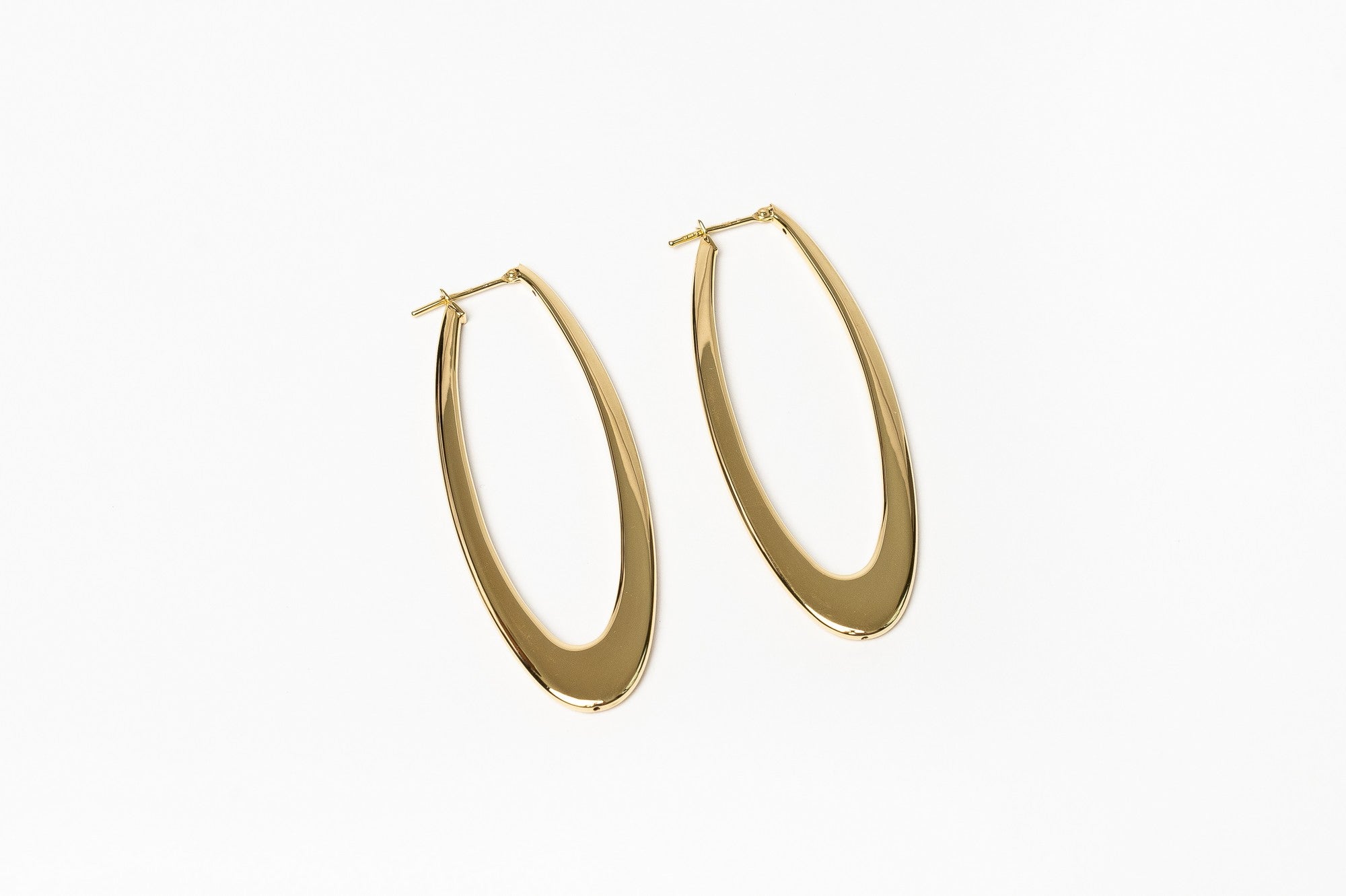 These O shaped hoops are made with 18kt gold. These hoops definetely make a statement. They are cute and funky. You can dress it up or wear it casually.   Are gold collection is changing all the time. If you are looking for 18kt golden pieces at the best price for our quality, please DM us, we will show you what we have on stock for you. 