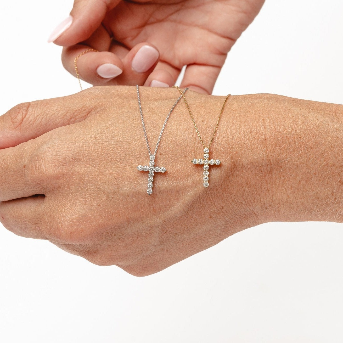 This necklace is so elegant and beautifully made. The cross pendant is set with natural diamonds with perfect dimensions for the optimal wow effect. This necklace is a beautiful gift that will always stay in fashion and will last forever. 