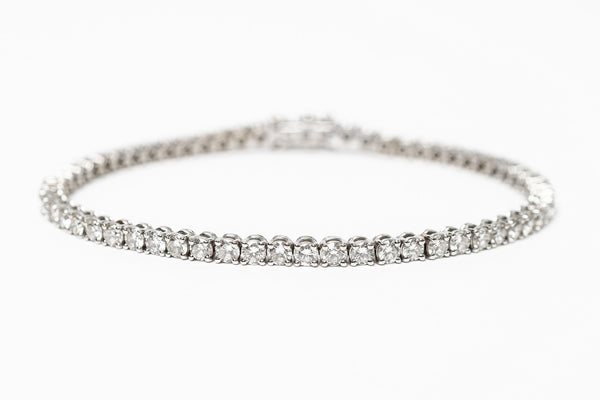 This stunning diamond tennis bracelet with diamonds all around wil make your jaw drop! It's AMA-ZING! It's pretty! It's perfect! It's what you want.   This style of bracelet is called a tennis bracelet because a famous tennis player was wearing this in her chic sporting gear when she became the number one player of the world. Ever since then, they called it a tennis bracelet. In french they call it a Rivière. 