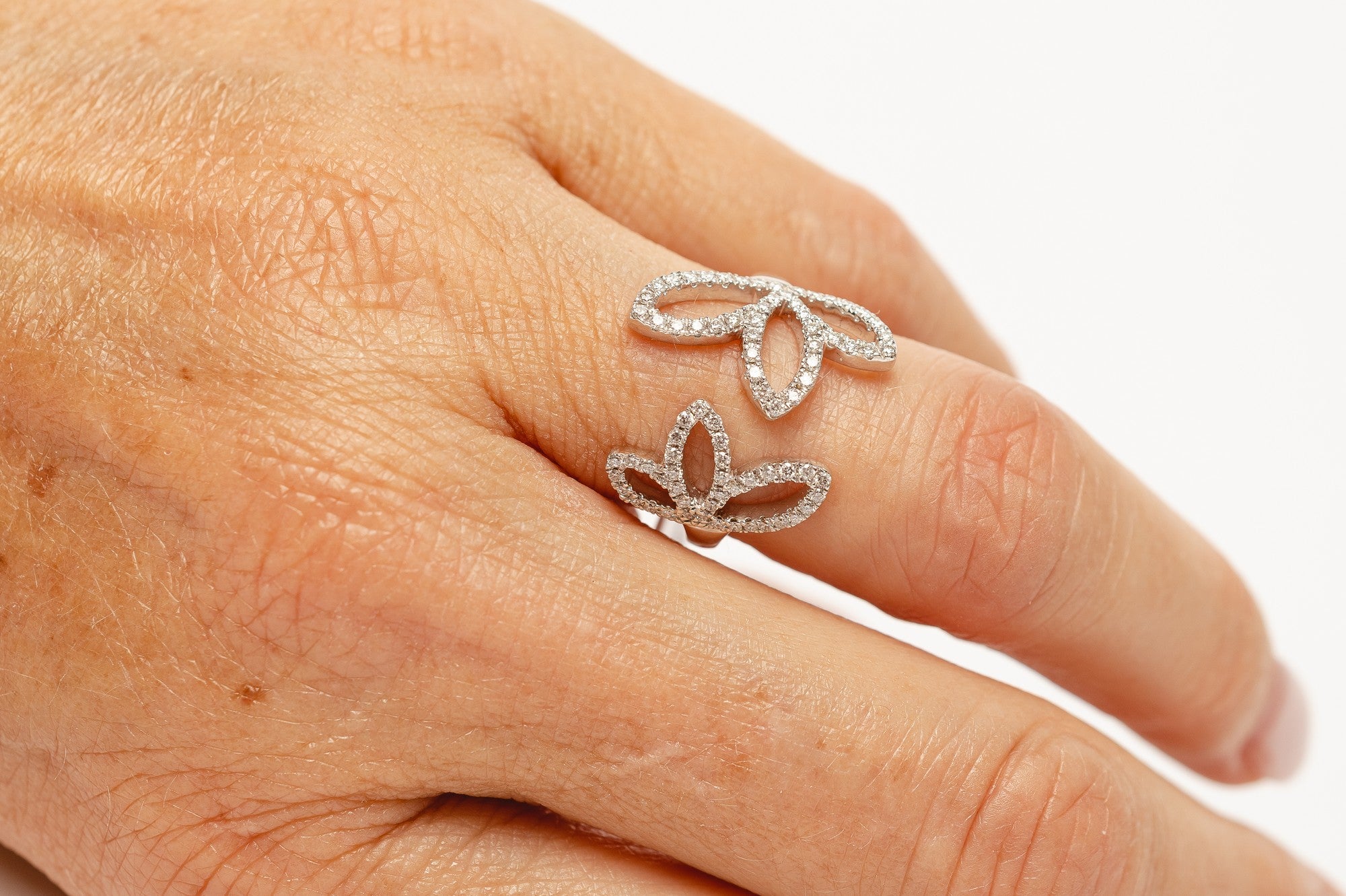 Flower ring - white gold