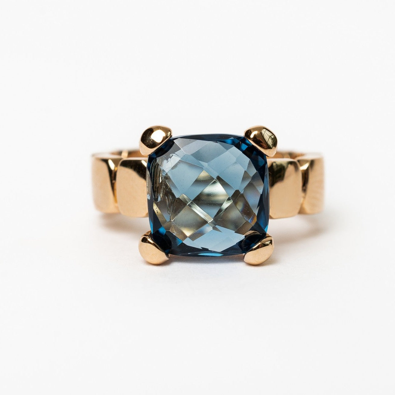 If you are looking for a bespoke ring, please contact our bespoke team via Whatsapp, DM on instagram or hello@ameloti.com   Bespoke ring 18kt rose gold and London blue topaz