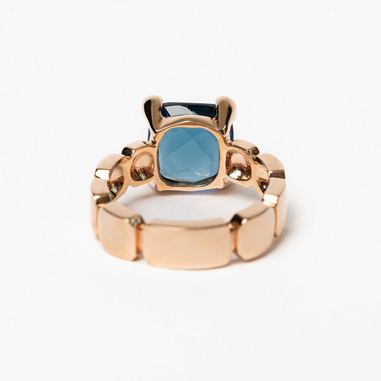 If you are looking for a bespoke ring, please contact our bespoke team via Whatsapp, DM on instagram or hello@ameloti.com   Bespoke ring 18kt rose gold and London blue topaz