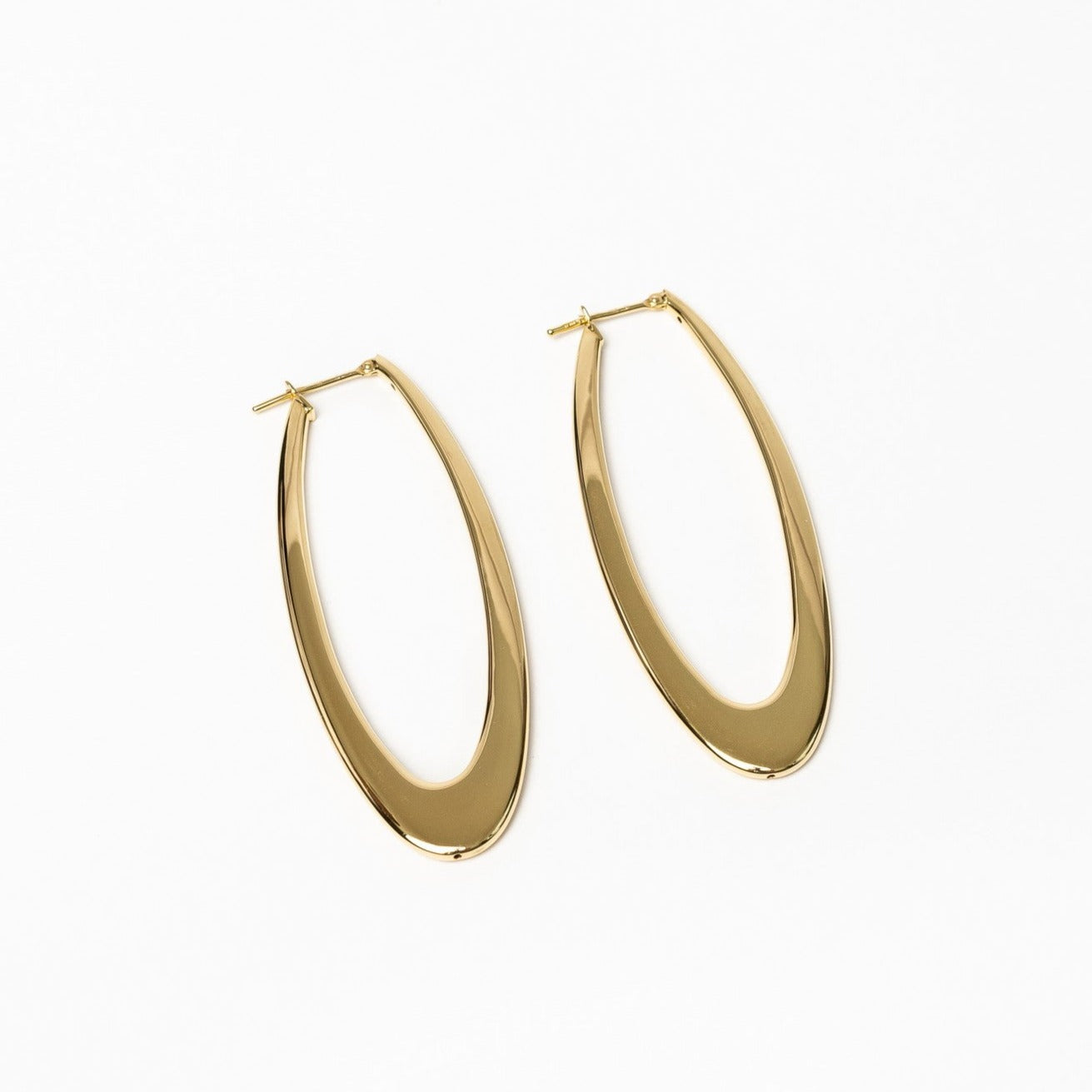 These O shaped hoops are made with 18kt gold. These hoops definetely make a statement. They are cute and funky. You can dress it up or wear it casually.   Are gold collection is changing all the time. If you are looking for 18kt golden pieces at the best price for our quality, please DM us, we will show you what we have on stock for you. 