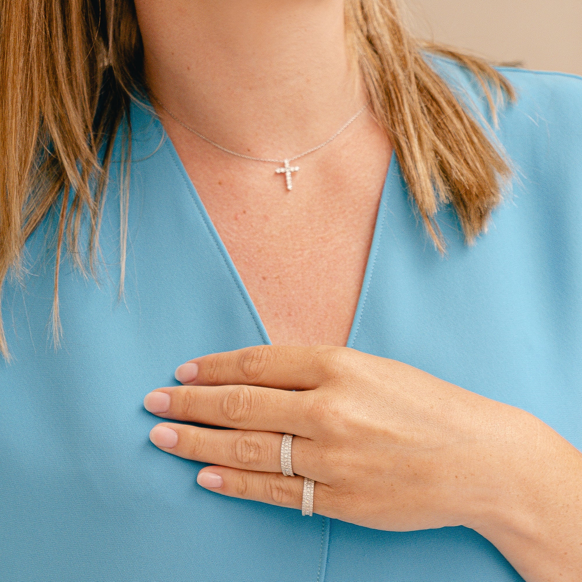 This necklace is so elegant and beautifully made. The cross pendant is set with natural diamonds with perfect dimensions for the optimal wow effect. This necklace is a beautiful gift that will always stay in fashion and will last forever. 