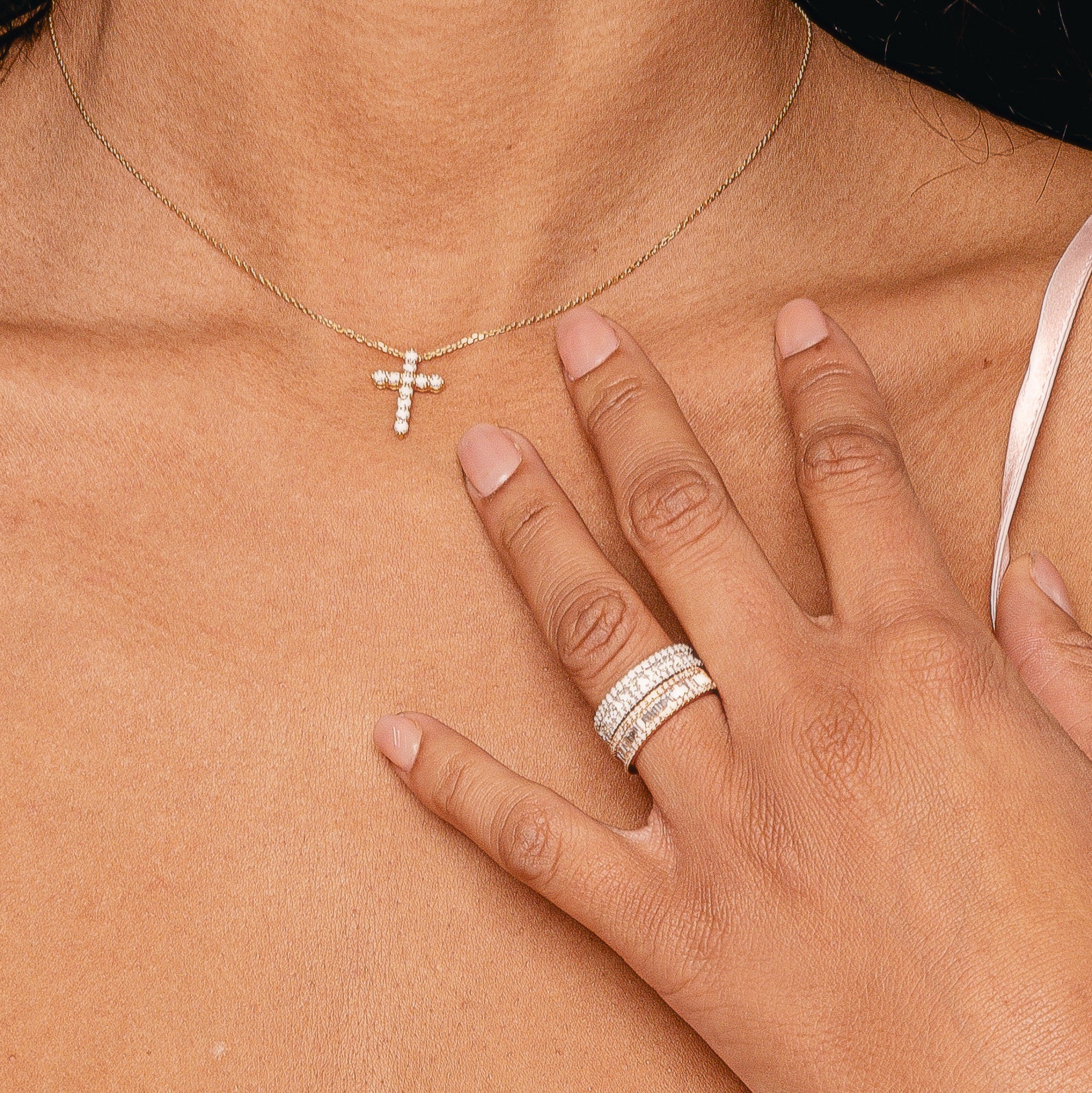 This necklace is so elegant and beautifully made. The cross pendant is set with natural diamonds with perfect dimensions for the optimal wow effect. This necklace is a beautiful gift that will always stay in fashion and will last forever. 